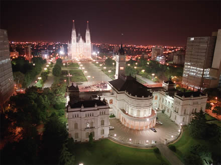Imagen nocturna de la Catedral y el Ayuntamiento de La Plata