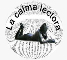 Estatua de mujer desnuda leyendo sobre una página de un libro, con el texto "La calma lectora"