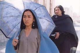 Fotograma de la película con dos personajes