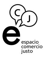 Logotipo en blanco y negro, con una gran letra e minúscula y con dos bocadillos de comic que surgen de la misma que contienen, respectivamente, una ce y una jota. Debajo, y a la izquierda, el texto "espacio comercio justo"