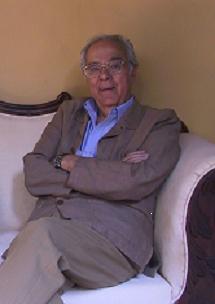 Fotografía de D. Francisco Morales Padrón sentado en un sofá