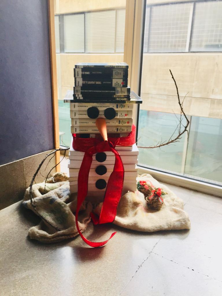 Muñeco de nieve formado con una pila de libros
