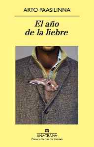 Vista de la cubierta de la novela con autor, título, foto de un torso de una persona que lleva un conejo que asoma por la chaqueta Ilustración de la cubierta del libro "La sonrisa etrusca" de la ed. Afaguara Literaturas con vista de un señor mayor con sombrero que sale de una casa abriendo unas cortinas azules