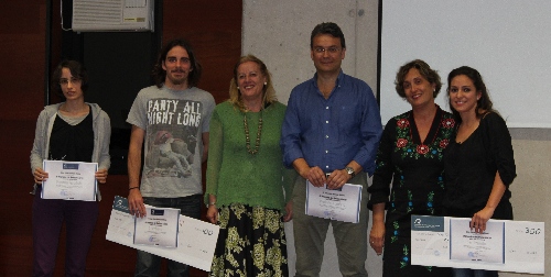 Vista de grupo de los premiados con miembros de la mesa
