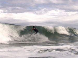 Andrés Wurst surfeando en Perú