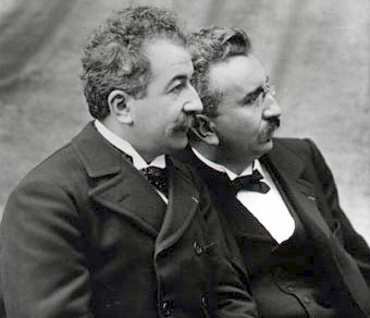 Auguste (izquierda) y Louis Lumière.