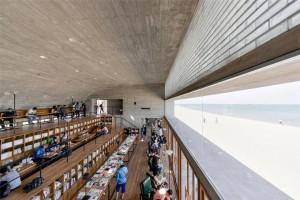 Interior de la biblioteca con la ventana que da a la playa. Fotografía de Xia Zhi.