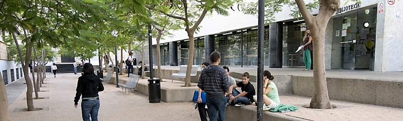 Exterior de la Biblioteca de Ciencias de la Educación y de Humanidades
