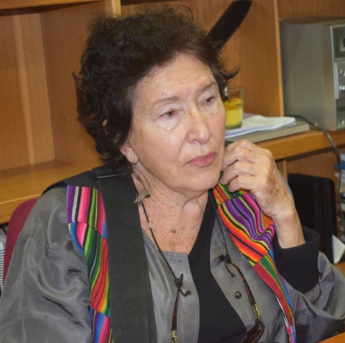 La escultora Ana Luisa Benítez en la Biblioteca ULPGC