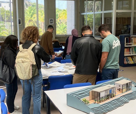 Estudiantes con las maquetas de la Casa Eames