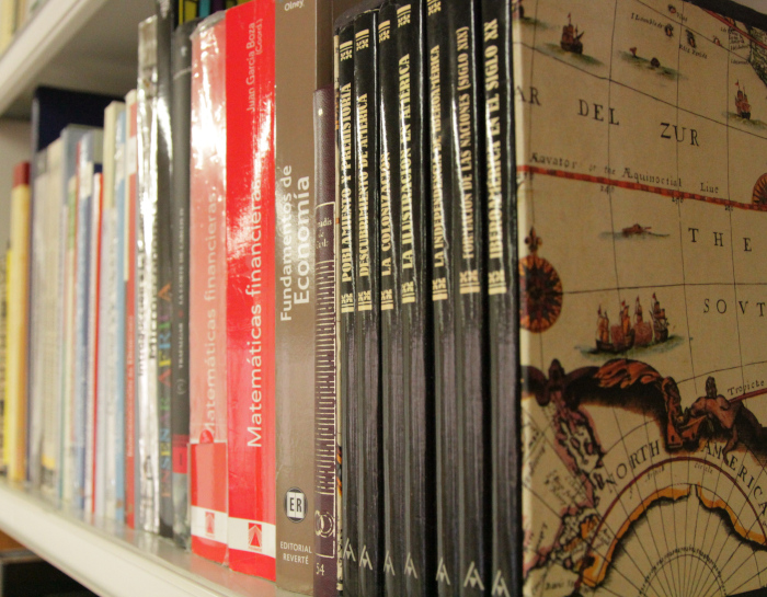 Vista de libros en un estante