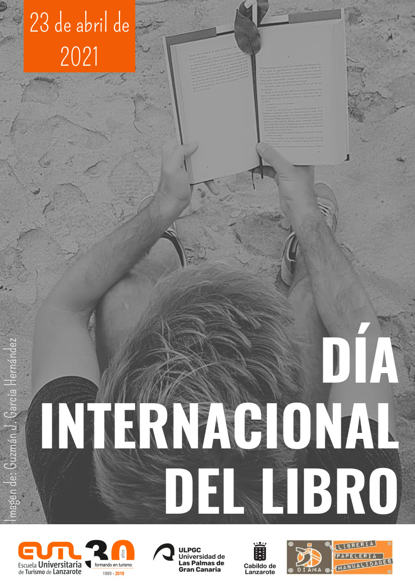 Vista cenital de una persona sentada sobre la arena leyendo un libro abierto. Imagen de Guzmán J. García Hernández