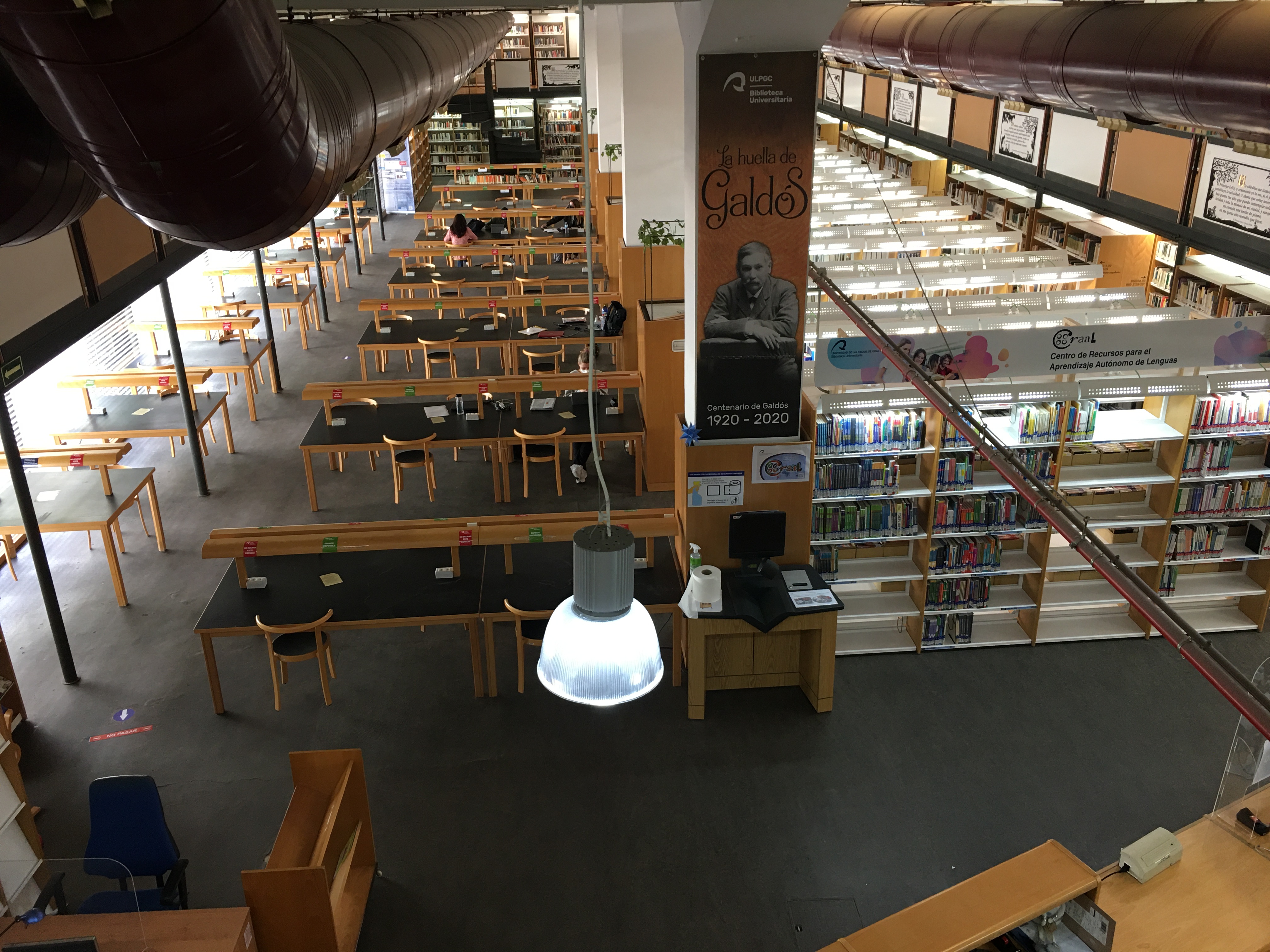 Vista desde el segundo piso de la Sala de lectura de la Biblioteca del Obelisco, donde se muestra el sistema de climatización.