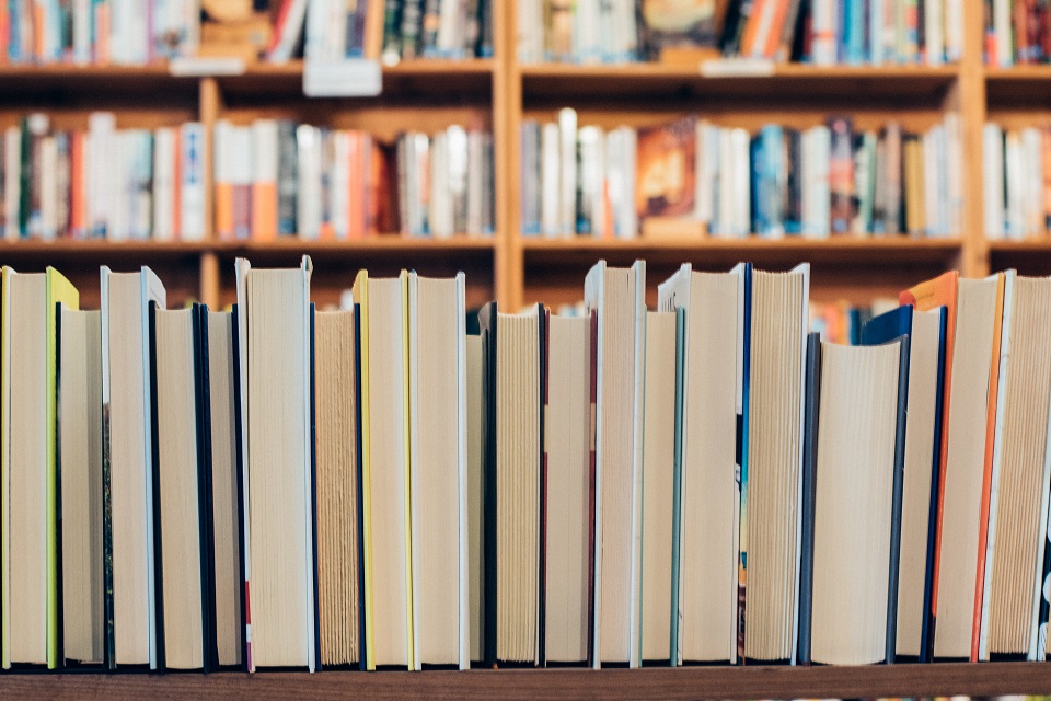 Libros colocados en estanterías de una biblioteca