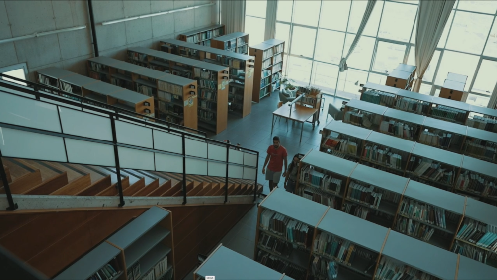 Imagen cenital de sala de biblioteca