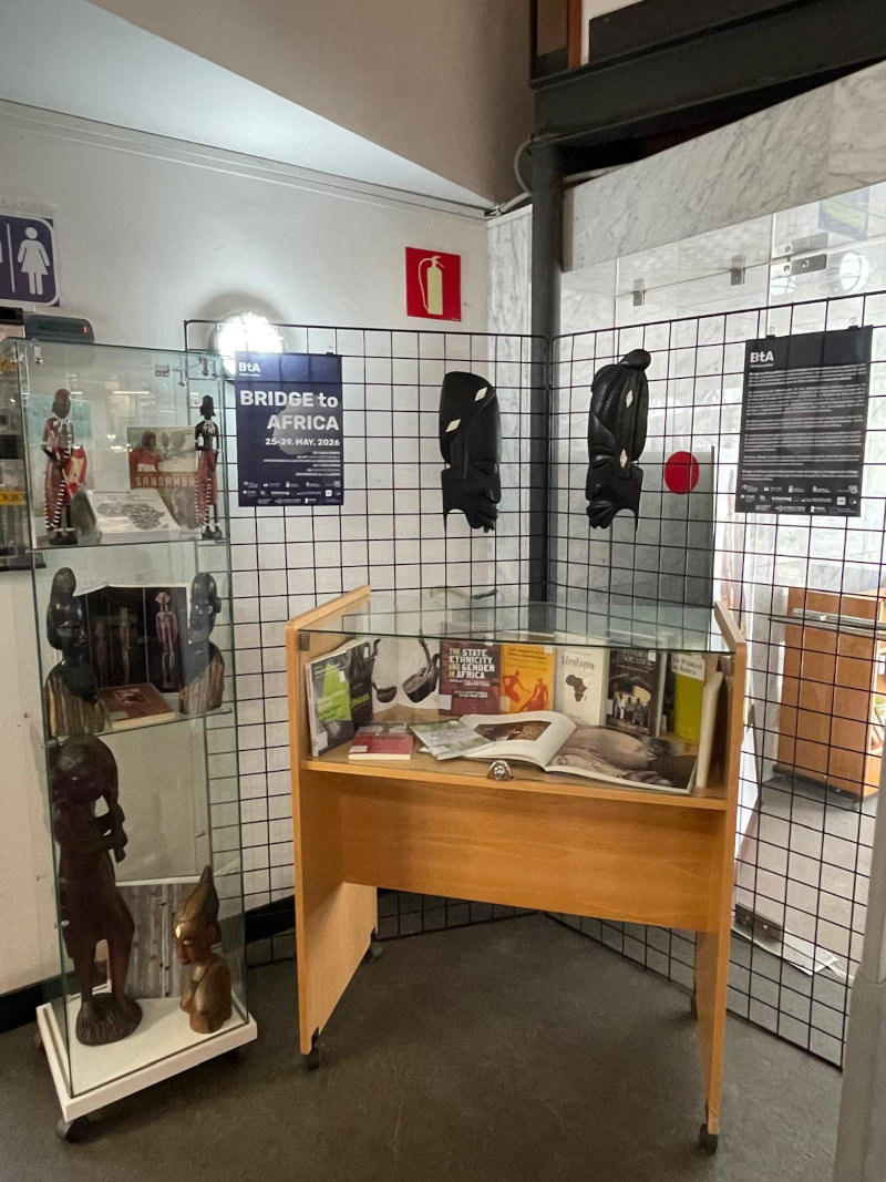 Máscaras africanas y libros sobre África en exposición.