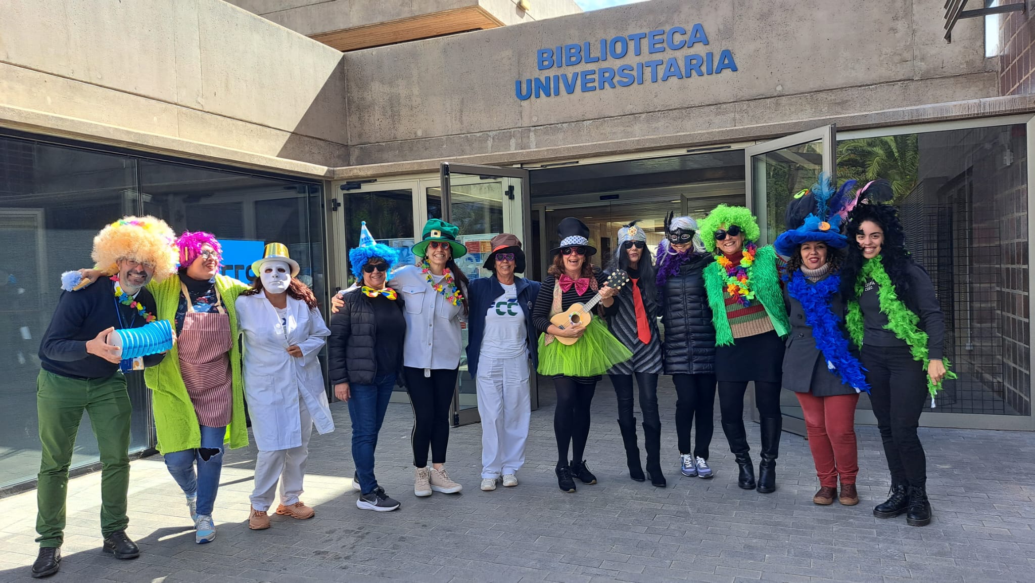 Personas disfrazadas en la puerta de la Biblioteca Universitaria