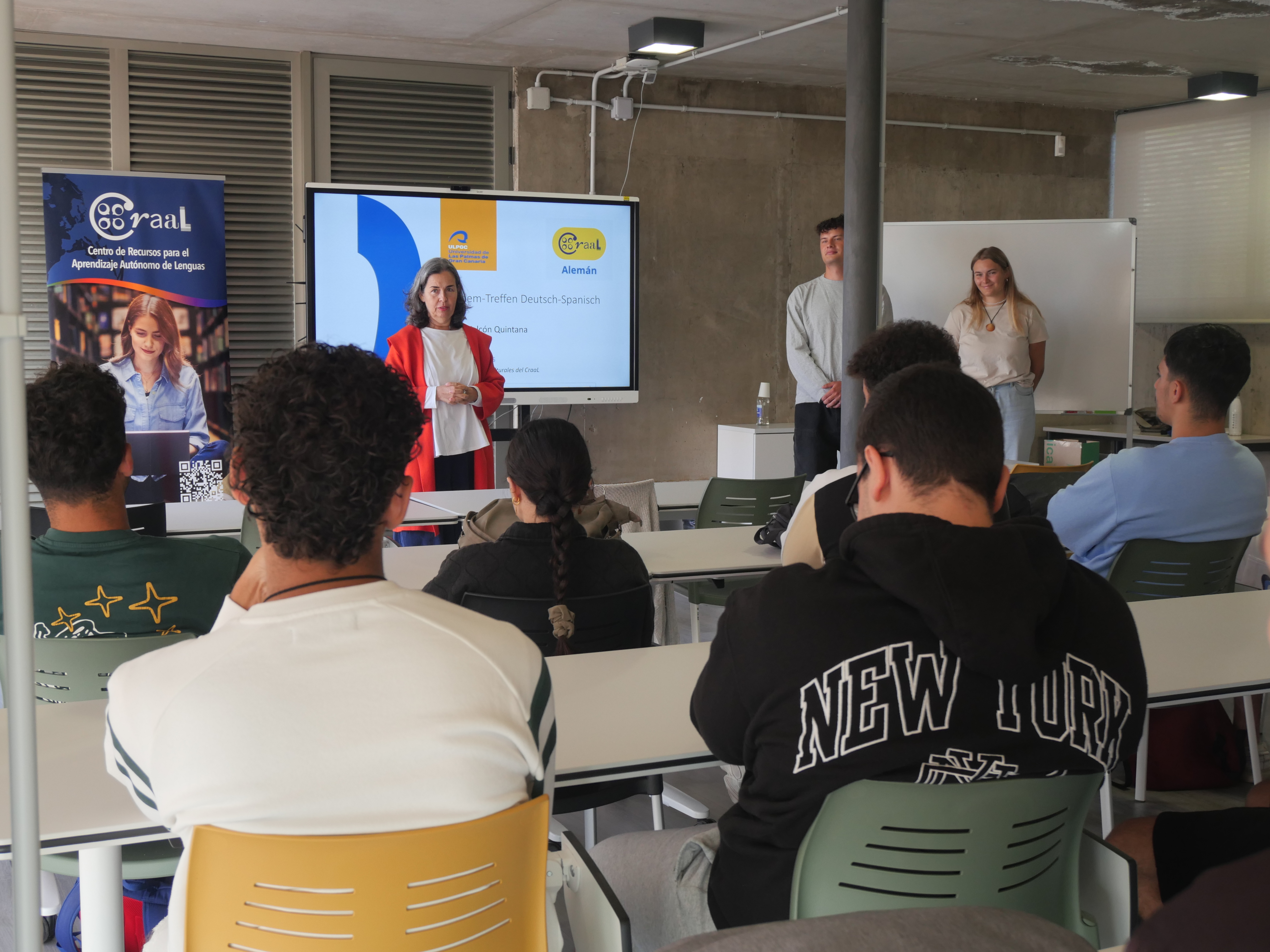 Aula con alumando y profesora de alemán
