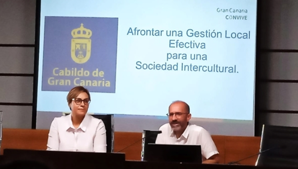 Vista de Cristina Alfonzo y de José Álamo, en la mesa de presentación.