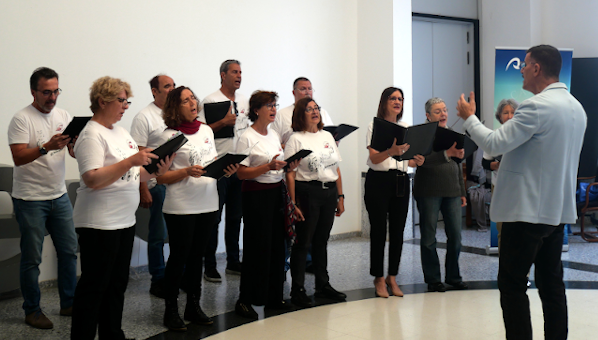 Coro de mujeres y hombres cantando