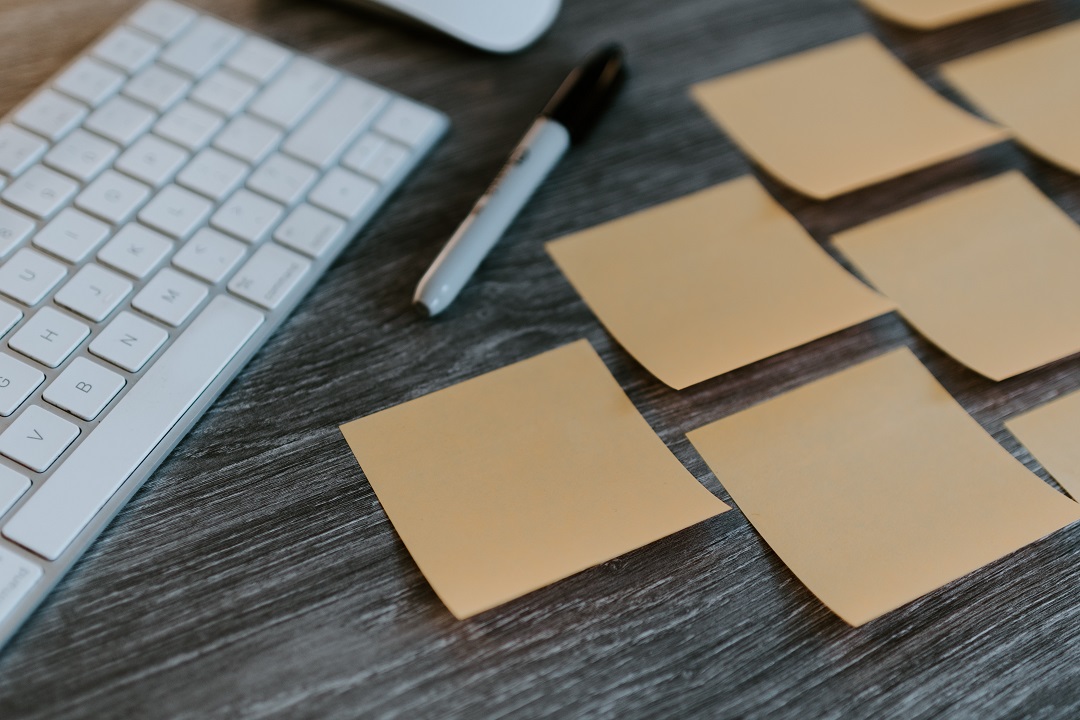 Ordenador y post-it