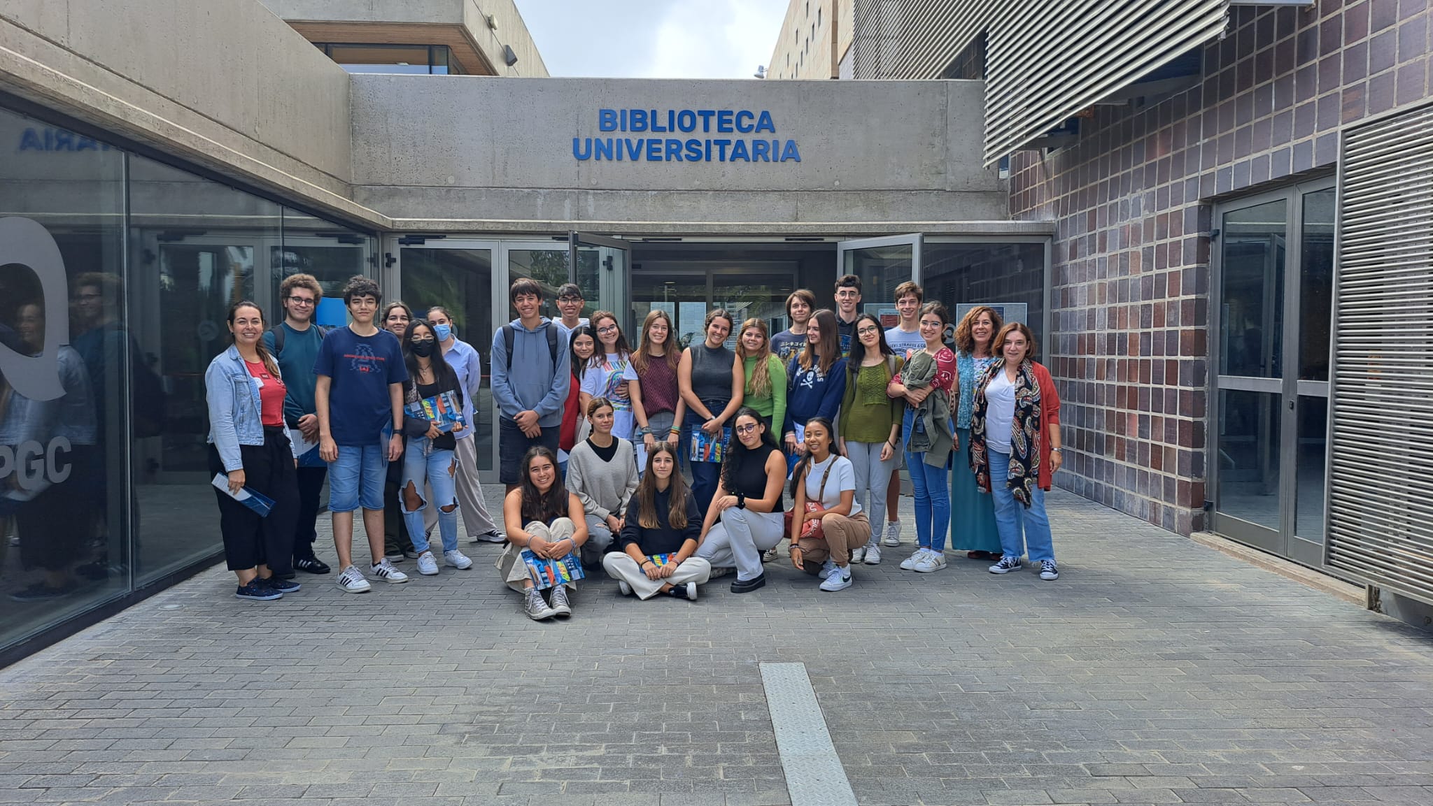 Estudiantes del Colegio Heidelberg en la entrada de la Biblioteca Universitaria
