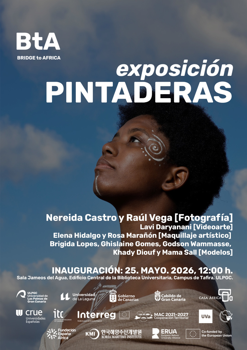 Cartel exposición Pintaderas con mujer mirando al cielo con una pintadera blanca en forma de espiral en la piel de su cachete.