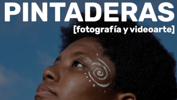 Foto de mujer mirando al cielo con pintadera en espiral blanca en el cachete.