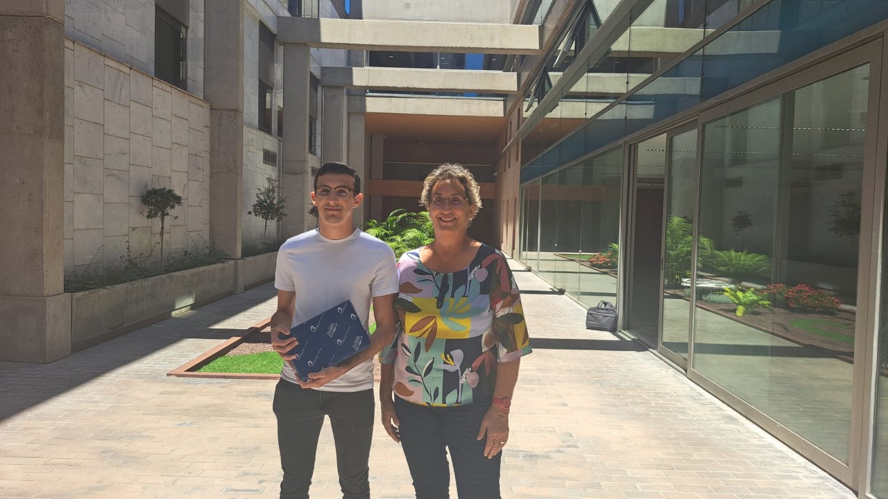 Ganador del lote de libros de la campaña ¿Qué libro volverías a leer? junto a la directora de la biblioteca