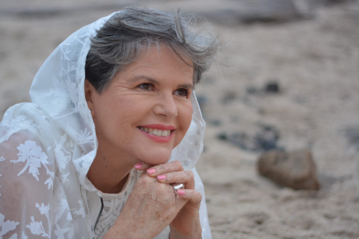 Foto de Irene Hernandez con velo blanco
