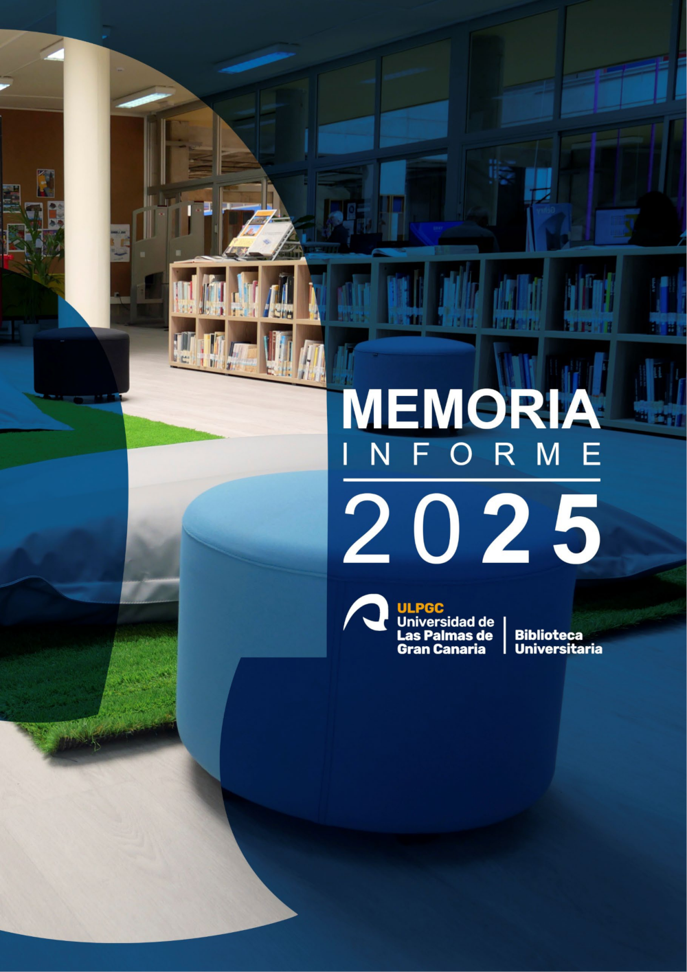 Vista parcial de pufs, cojines y estantes de una biblioteca