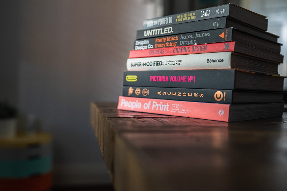 Libros apilados sobre una mesa