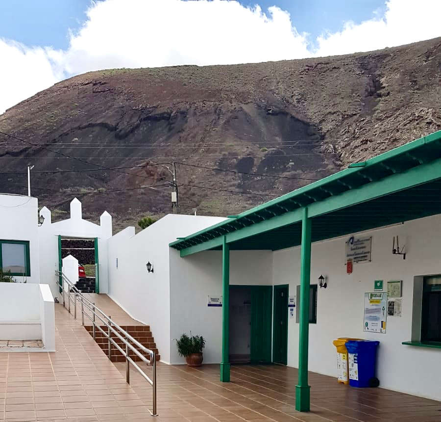 Patio del Campus de Tahíche, con el volcán de Tahíche al fondo