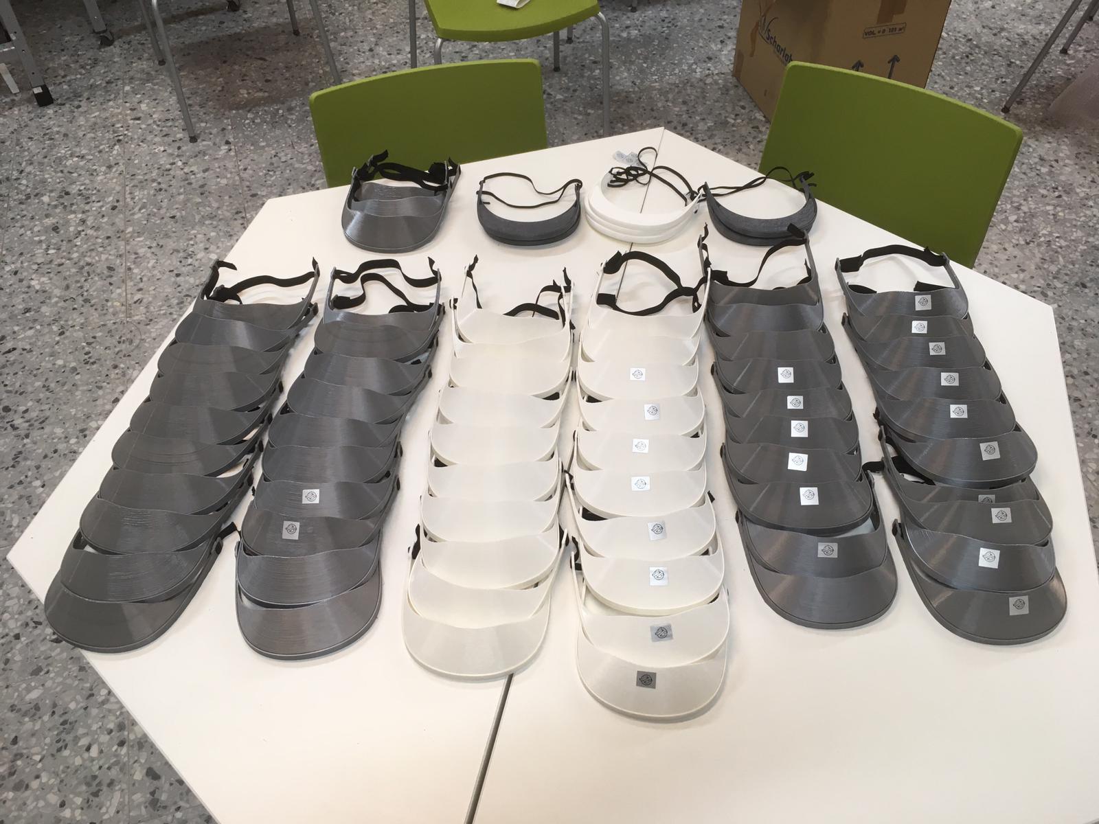 viseras de protección fabricadas en el Makerspace de la Biblioteca Univesitaria