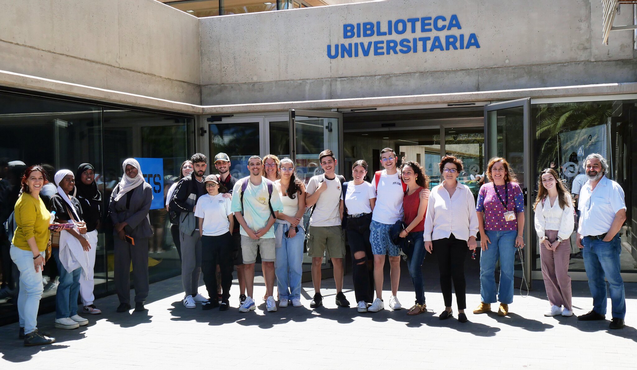 alumnado del CPIFP San Cristóbal en la puerta de entrada de la Biblioteca Universitaria