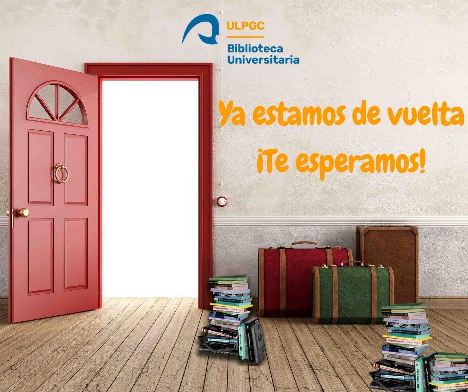 Puerta abierta, maletas y libros apilados