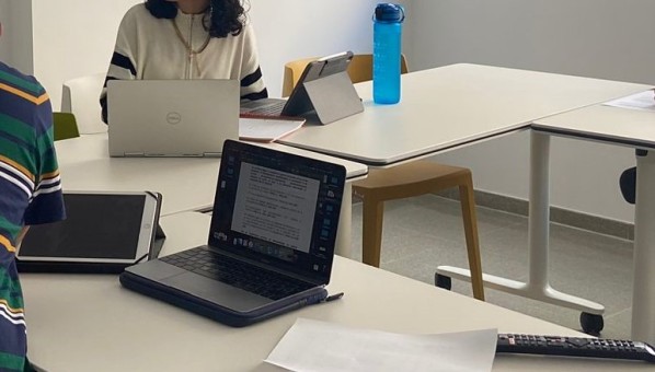 Sala Montaña Clara 3 estudiantes con portátiles estudiando