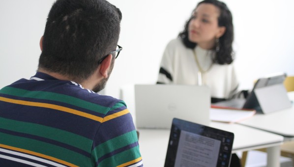 Dos estudiantes estudiando con portátiles