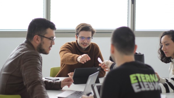4 personas estudiando en grupo