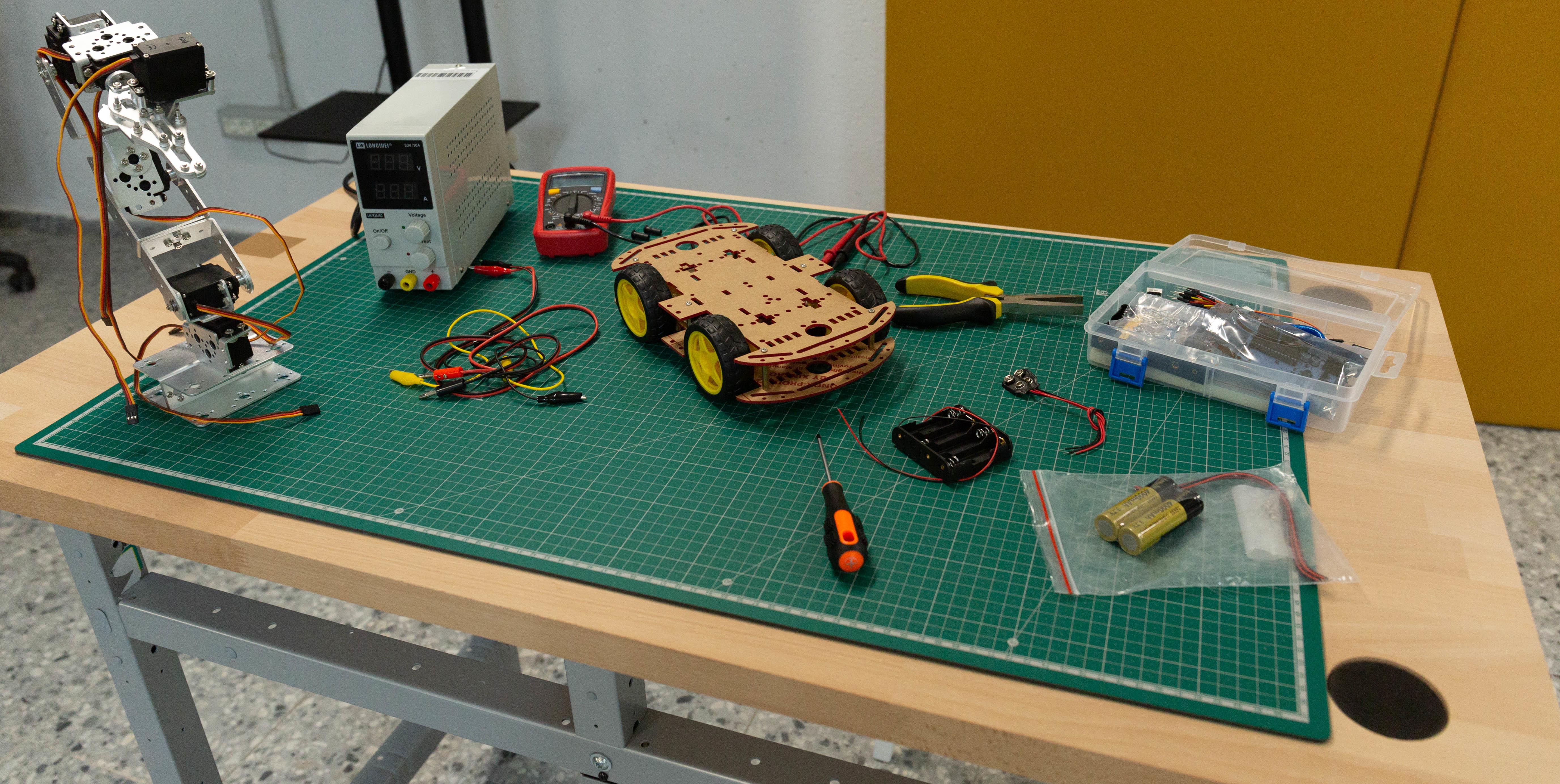 Arduino Vista de una mesa de trabajo con componentes de Arduino